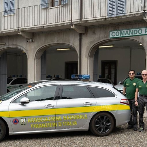 Trecate dona un’auto all’Associazione Finanzieri