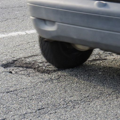 Dal Nord Ovest. Viaggia in Super, poi esplode la ruota: mattinata da dimenticare per una donna alla guida