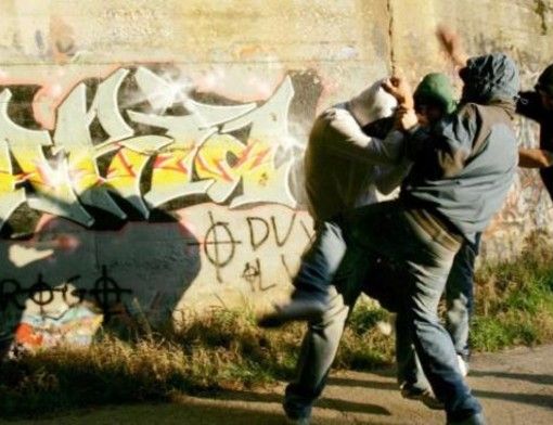 Dal Nord Ovest: Chivasso, baby gang aggredisce due giovanissimi e poi si accanisce contro un 49ennel padre di uno dei ragazzi rapinati aveva provato ad intervenire. Sull'accaduto ora indagano i carabinieri