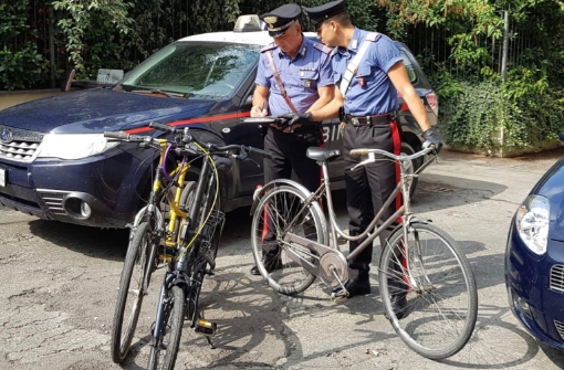 Ladri di biciclette in azione. Ma i carabinieri li scoprono