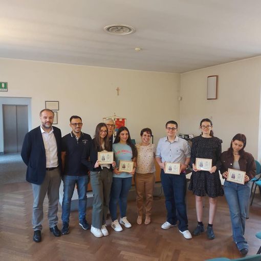 Premiati in biblioteca i ragazzi trecatesi autori di “ali diverse, unico volo”