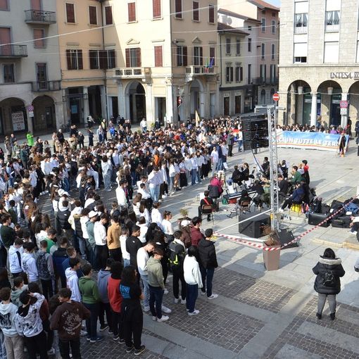A Borgomanero flash mob per la pace