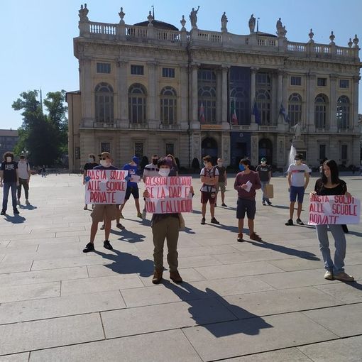 “Riaprire a settembre, in presenza e in sicurezza”, le esigenze della scuola pubblica scendono in piazza davanti alla Re