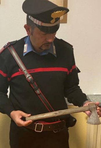 Notizie dal Piemonte. Serravalle: Insegue il nonno brandendo un'ascia: 35enne in manette per maltrattamenti in famiglia