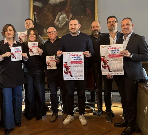 Novara, torna la corsa dei Babbi Natale: sport e solidarietà in un evento unico
