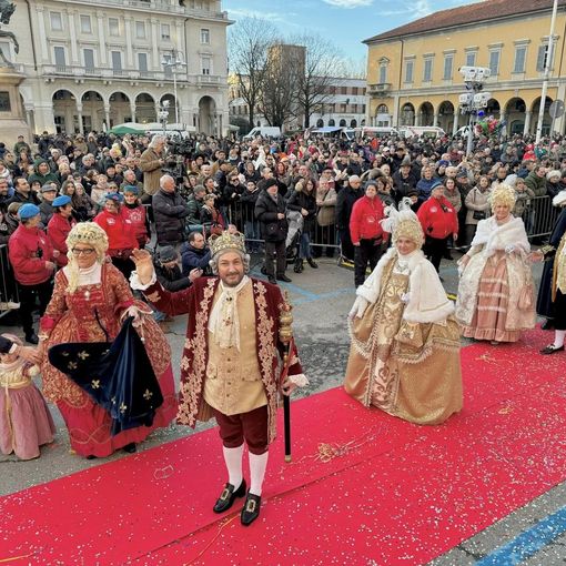 Il carnevale novarese si conclude con una spettacolare sfilata di maschere provenienti da tutta Italia. FOTO