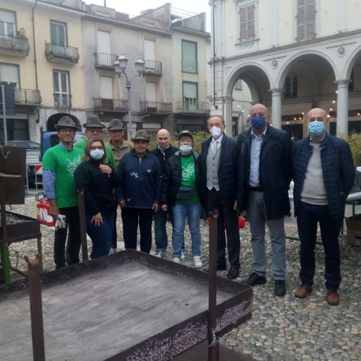 Un successo la castagnata degli alpini di Trecate