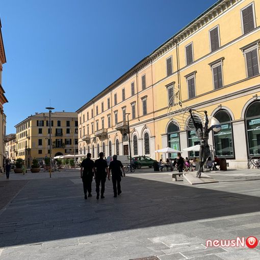 Giovane multato e denunciato dopo aver sparato fuochi d'artificio in modo illecito in piazza Gramsci