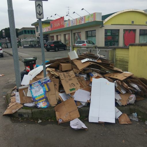 Abbandonano rifiuti, obbligati a ripulire