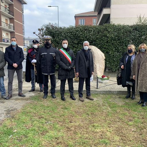Novara, doppio “sfregio” al cippo in memoria del poliziotto ucciso