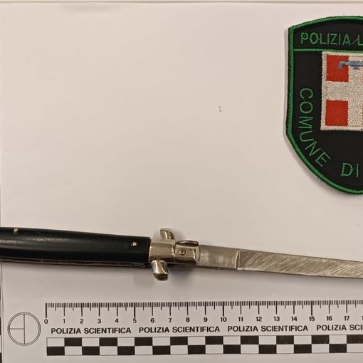 Guida in stato di ebbrezza e porto abusivo d’arma: denunciato un 58enne