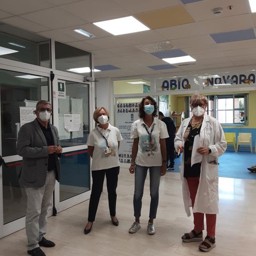 Associazione Abio dona alla Pediatria le panche per la sala d'aspetto