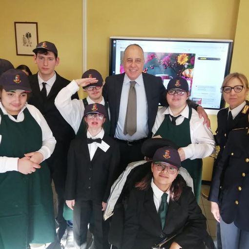 Il Questore La Vigna in visita al &quot;Bar del Sorriso&quot; dell'IPS Ravizza