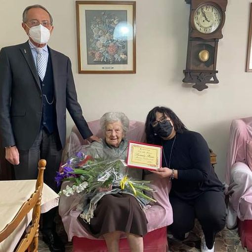 Festa della Mamma, il Comune di Terecate ha portato gli omaggi a Luciana Porzio