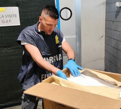 La Finanza di Varese stronca il mercato dell'ecstasy in Europa: sequestrati oltre sei tonnellate di sostanza per produrre 63 milioni di pasticche. Le indagini partite da Malpensa