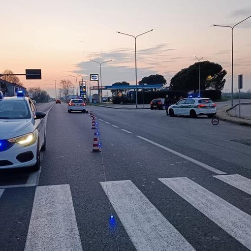Trecate: ‍folle corsa in auto per le vie del centro, la polizia locale arresta un ventunenne