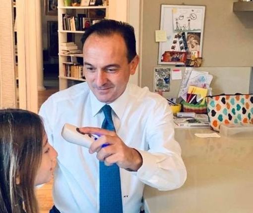 Scuola, Cirio segue alla lettera la sua ordinanza: foto sui social mentre misura la febbre ai figli
