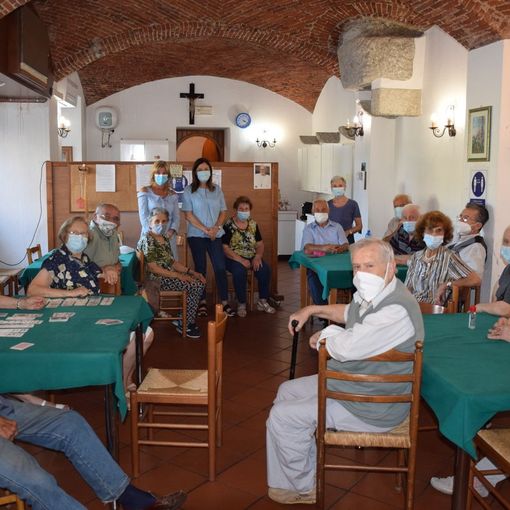 Ci si ritrova al centro anziani di Gozzano