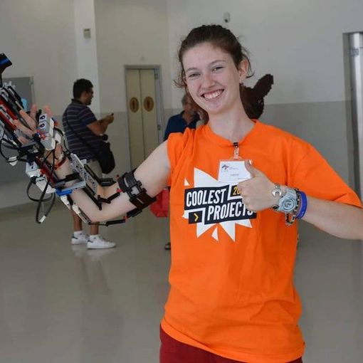 È italiana la giovane inventrice della mano robotica realizzata in mattoncini lego