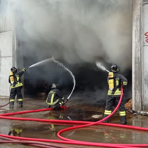 Sillavengo: a fuoco un deposito di rotoballe di fieno