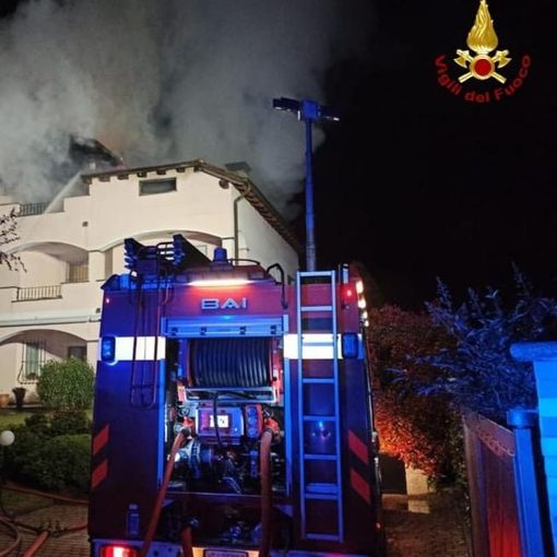 Tetto divorato dalle fiamme in una villa ad Oleggio