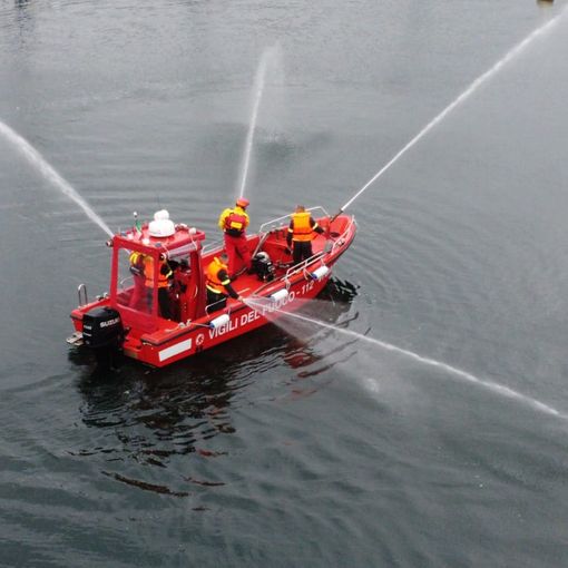 Arona: recuperata dai vigili del fuoco una barca alla deriva