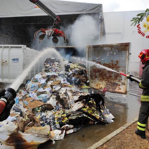 Container in fiamme a Paruzzaro
