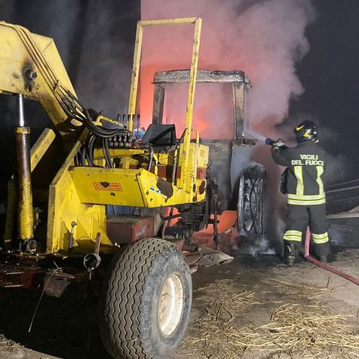 Novara, a fuoco un trattore in corso Vercelli