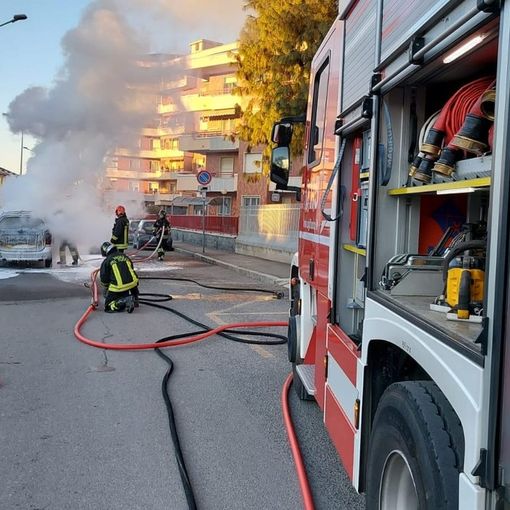 Auto prende fuoco nel quartiere Bicocca