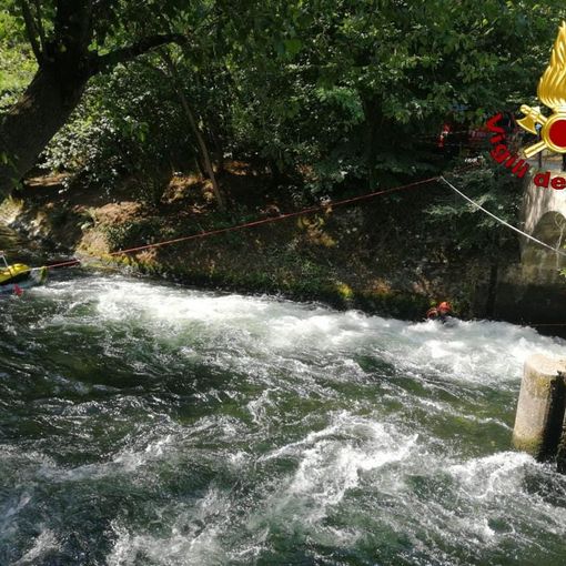 I Vigili del Fuoco si sono esercitati nel fiume a Galliate