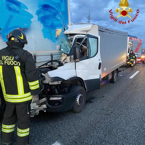 Scontro tra un furgone e un autoarticolato sulla Torino-Milano