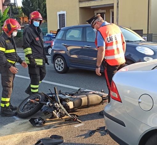 Scontro tra auto e moto sulla statale del Sempione