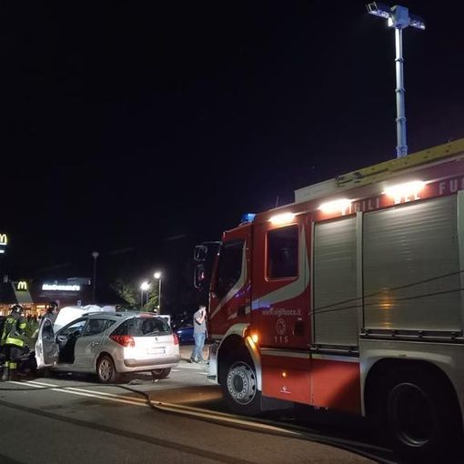 Tamponamento tra 2 auto, coinvolte 6 persone trasportate all'ospedale con ferite lievi