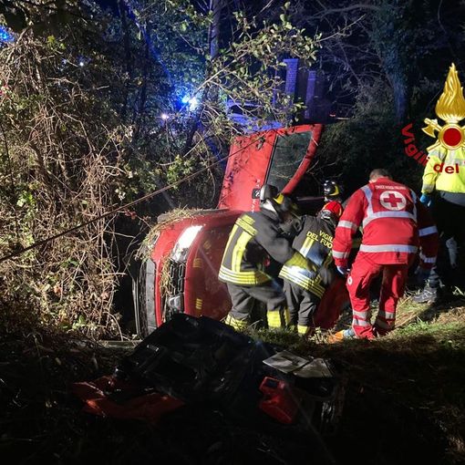 Auto si ribalta in un canale tra Sozzago e Terdobbiate