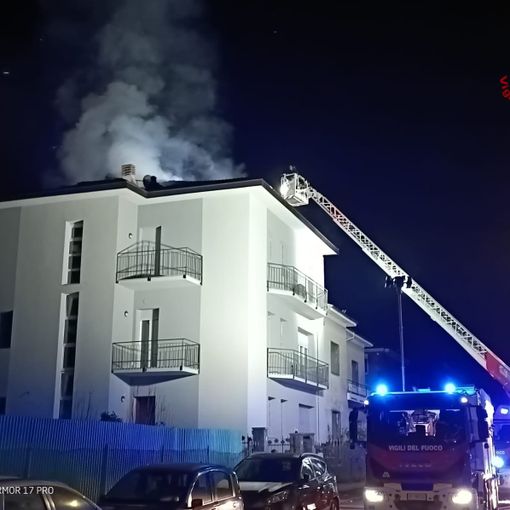 Incendio in una palazzina di via Gori