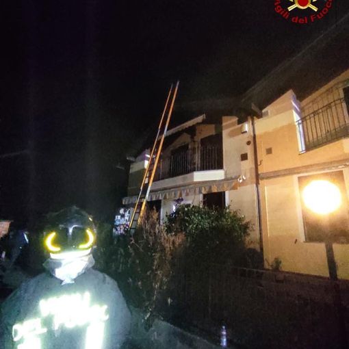 Tetto in fiamme a Castelletto Ticino