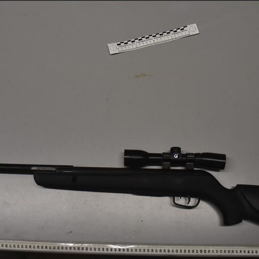 Picchiata violentemente e minacciata con un fucile puntato alla testa