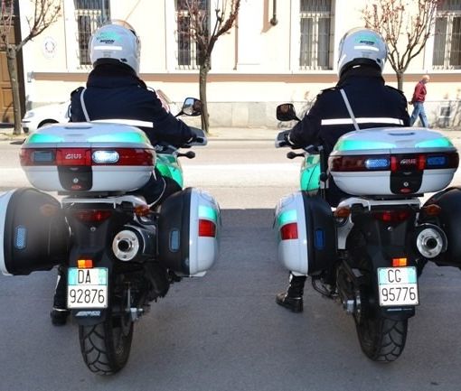 Giro di vita alla guida col cellulare: prime sanzioni dai vigili motociclisti in borghese