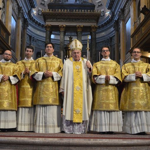 I cinque futuri sacerdoti con il vescovo alla celebrazione delle ordinazioni diaconali, nello scorso ottobre