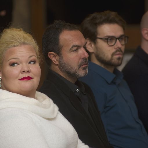 A sinistra la protagonista Courtney Mills
