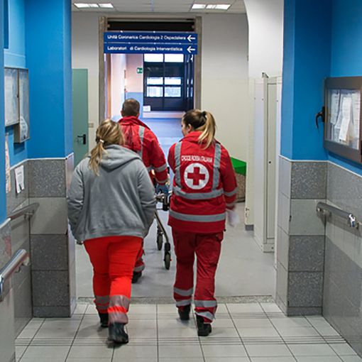Coronavirus, tende da campo davanti ai pronto soccorso per le attività di pre-triage