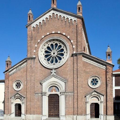 Aiuole di piazza monsignor brustia piantumate da Nova Verde e Comunita’ giovanile lavoro