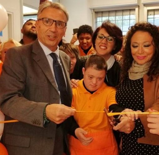 &quot;Circolo degli amici&quot;, un nuovo locale che ha aperto i battenti a Novara sabato gestito da sette ragazzi portatori della sindrome di Down