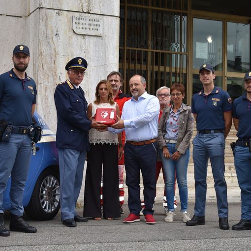 La Croce Rossa novarese ha donato alla Questura di Novara un defibrillatore che sarà in dotazione al personale della Squadra Volanti