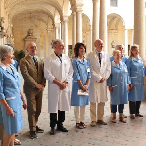 L’Associazione Volontari Ospedalieri di Novara dona di dieci carrozzine al pronto soccorso e due poltrone per le terapie destinate alla Struttura complessa di Ematologia