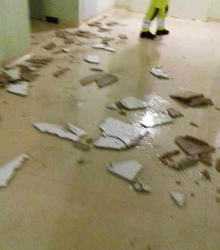 Cronaca del Nord-Ovest: a Vercelli crolla il controsoffitto della Dailisi. Locali allagati