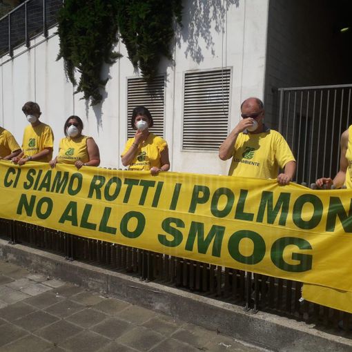 Clean Air Dialogue, flash mob di Legambiente: &quot;Ci siamo rotti i polmoni&quot;
