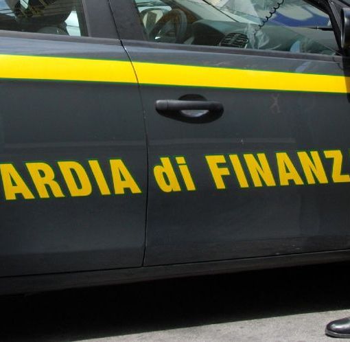 Voleva comprare un auto da 100 mila euro con assegno falso, arrestato dalla Finanza