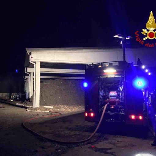 Piccolo incendio questa mattina nel deposito di compost  della sede dell’Assa