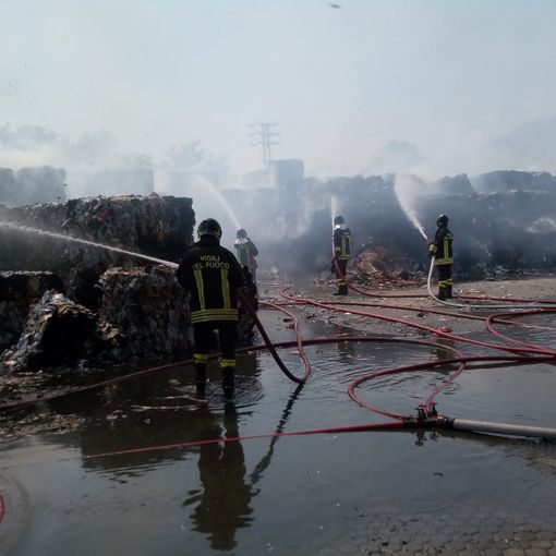 Incendio a Momo, a fuoco un deposito di stoccaggio della cartiera